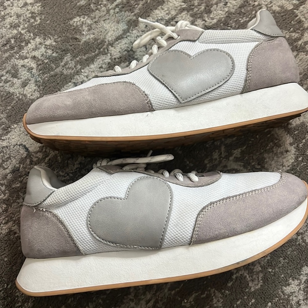 Girls size 5 athletic heart shoes